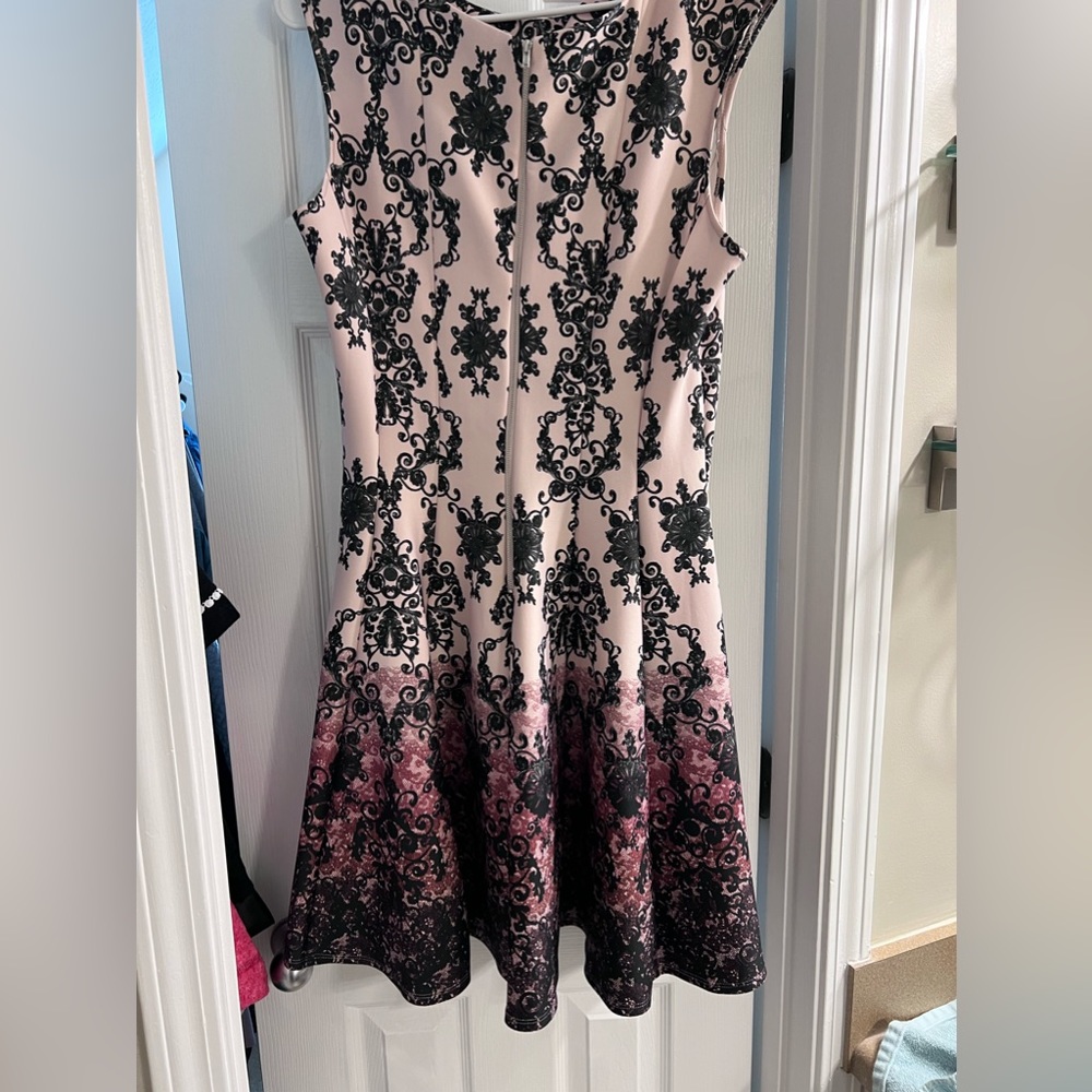 Gorgeous dusted pink and black dress! Perfect for Christmas party or even summer